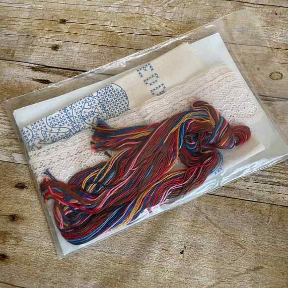 Vintage NEW Teddy Bears Counted Cross Stitch Pillow Kit - Lace Trimmed - 14 x 14 - Picture 5 of 6